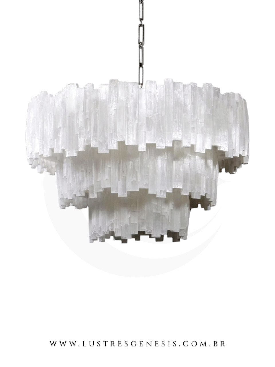Lustre pendente de teto, com três andares e formato circular, feito com pedras naturais brancas.